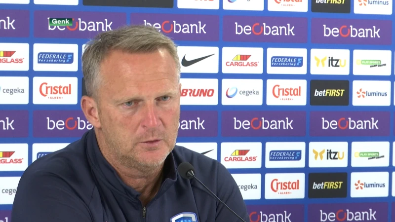 Van den Brom over Martinez na niet-selectie Bongonda en Heynen:"Hij houdt zichzelf voor de gek."
