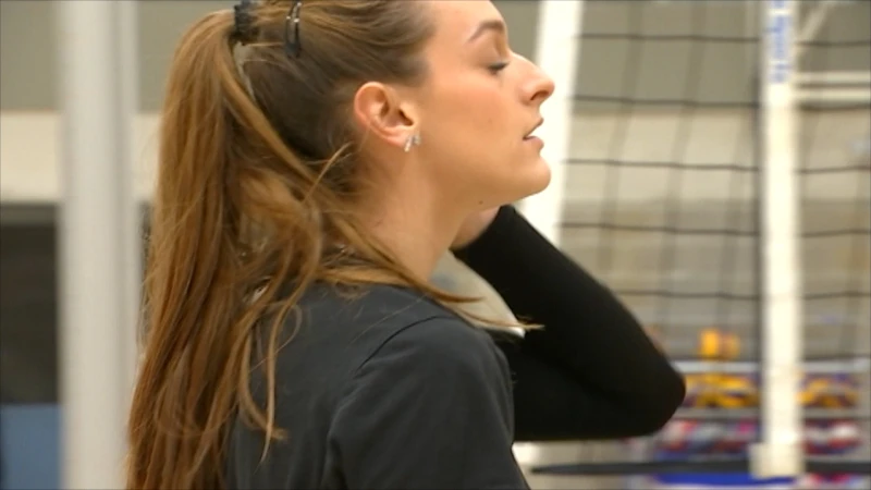 Britt Herbots verlaat EK Volleybal met scheurtje aan de buikspieren