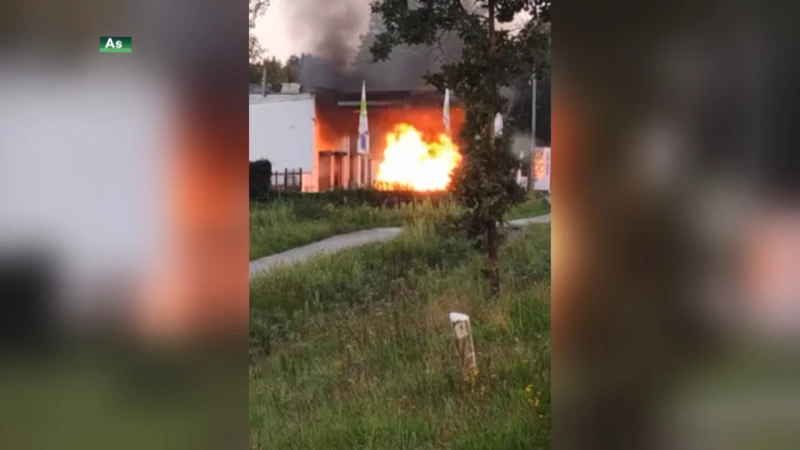 Gaspomp in tankstation As vliegt in brand tijdens het tanken