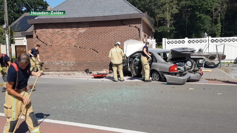 Auto crasht tegen gevel van woning in Zolder