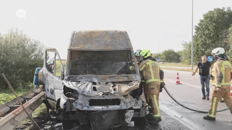 Houthalense bestelwagen brandt volledig uit in Kontich