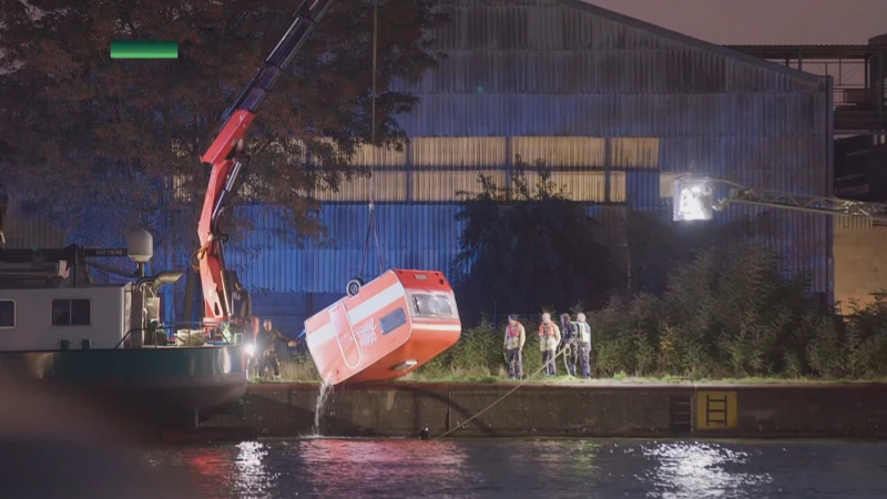 Brandweer vist caravan van Villa Basta uit Albertkanaal