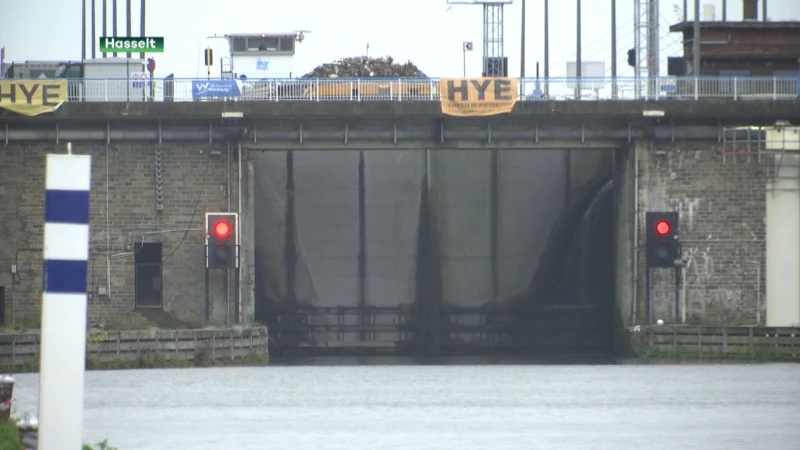 Volg montage kanaalfietsbrug live op tvl.be