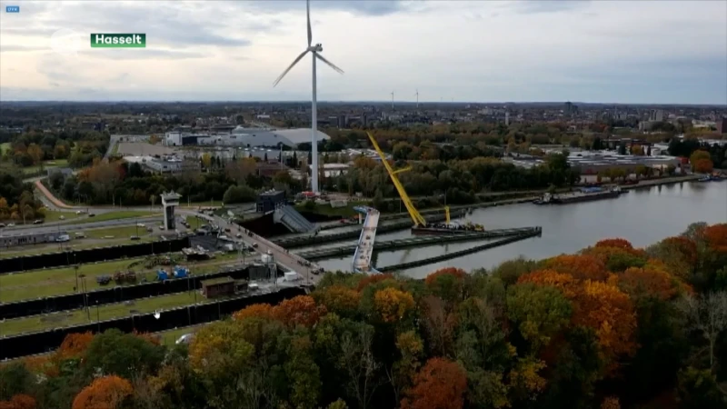 Plaatsing Fietsersbrug Godsheide lokt veel kijklustigen