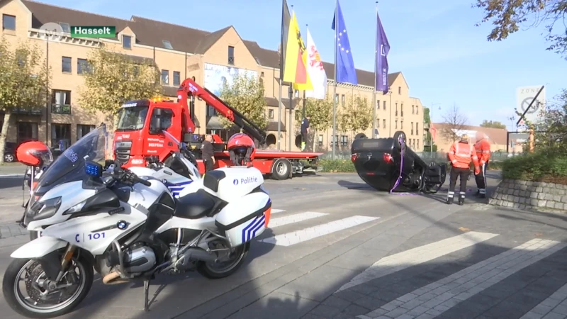 Vlieg valt 80-jarige bestuurster lastig: auto overkop op Dusartplein in Hasselt