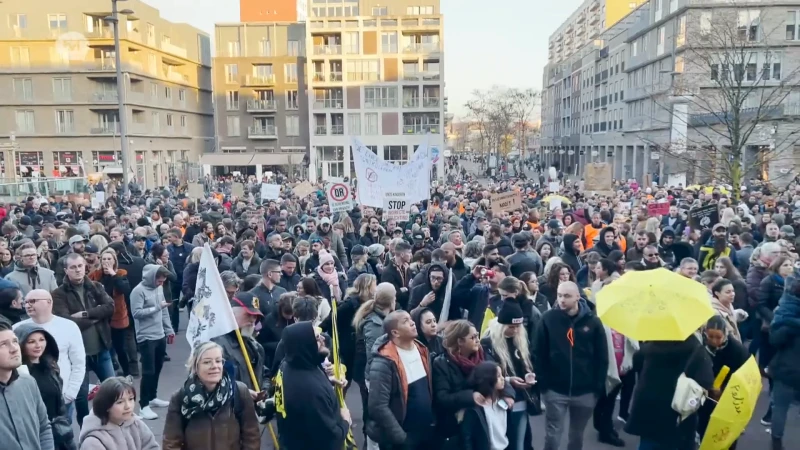 Duizendtal manifestanten op actie tegen coronapas in Genk