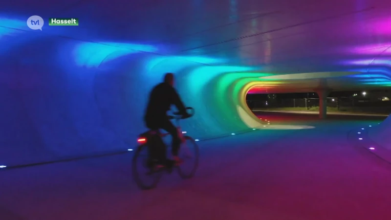 Fietsen door regenbogen onder Universiteitslaan in Hasselt
