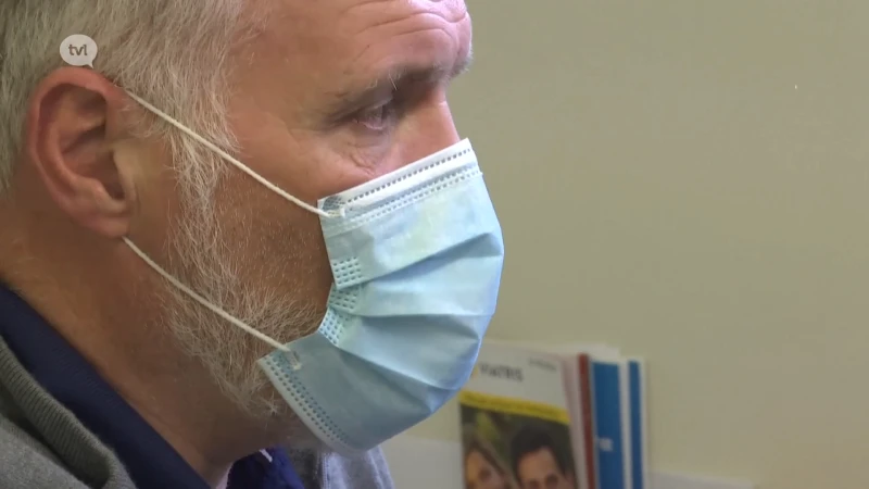 Dokter Luc Hendrix: "Enkel met combinatie van maatregelen en door ze ook te volgen, krijgen we het virus klein."