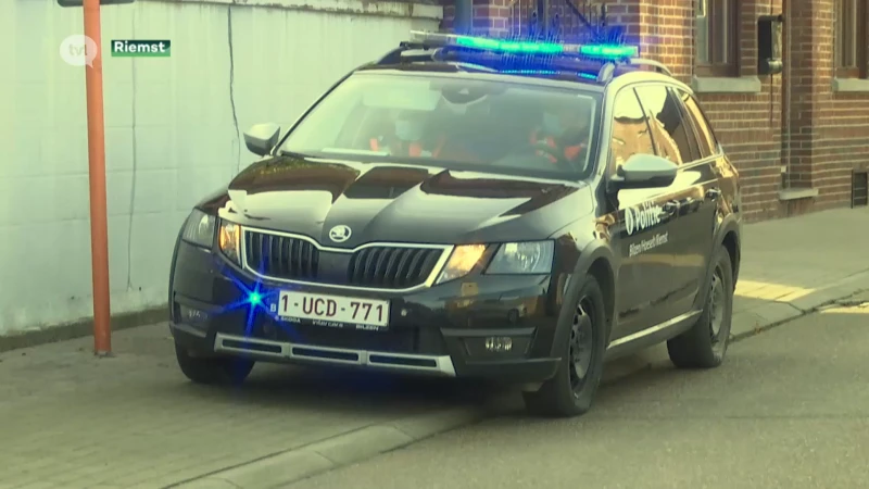 Riemstenaar slaat jonge politie-agente het ziekenhuis in
