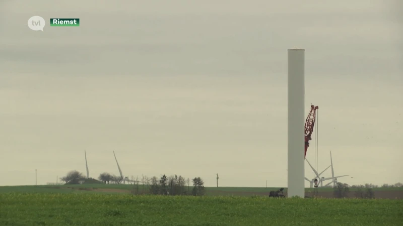 Waalse buren bouwen ongestoord verder aan giga windmolens op grens met Riemst