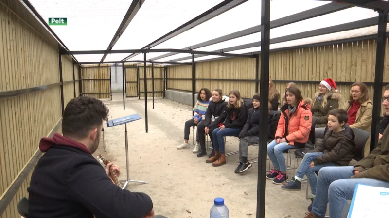 Kinder- en jeugdkoor Kiliana uit Pelt repeteert buiten voor inoefenen kerstlied