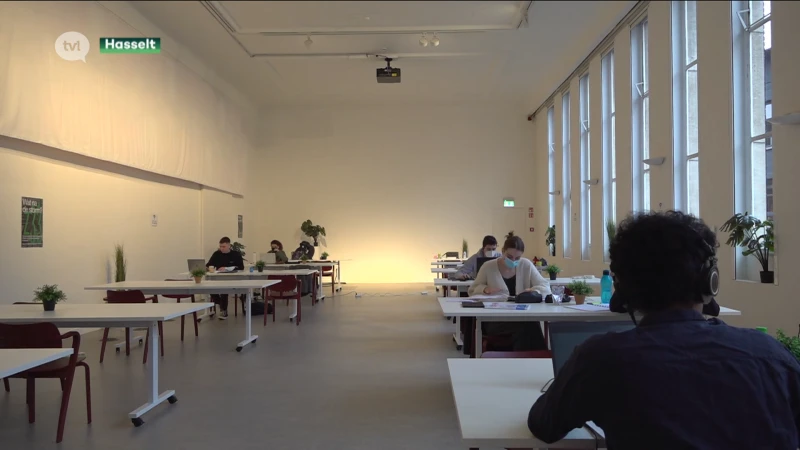 Studenten blokken in Museum Z33