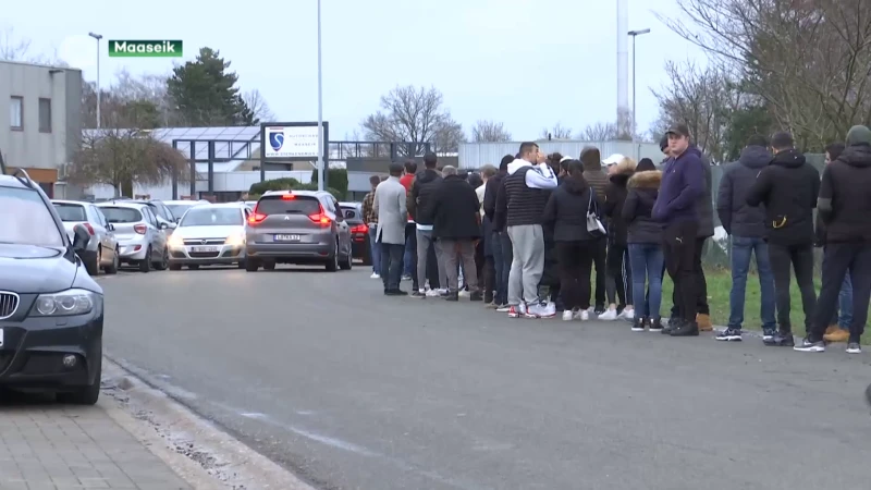 Duitsers staan massaal in de rij voor vuurwerk in Maaseik