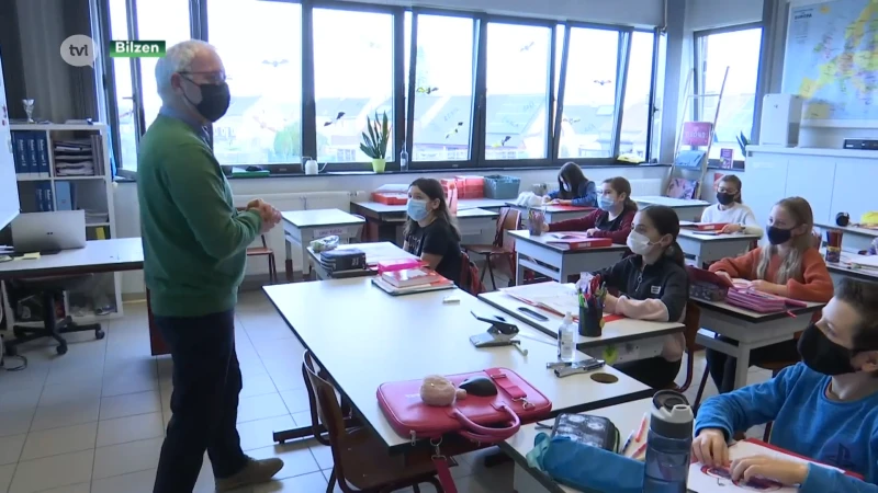 Gepensioneerde leerkrachten staan voor de klas in Bilzen