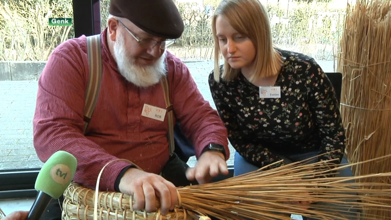 Imkers leren de kunst van het vlechten van bijenkorven in Genk