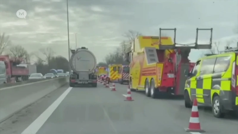 Zwaar verkeersongeval met schoolbus zorgt voor grote verkeershinder