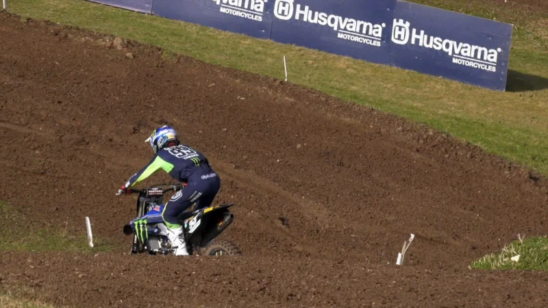 Jago Geerts op het podium bij openingsmanche, Liam Everts geeft geblesseerd verstek