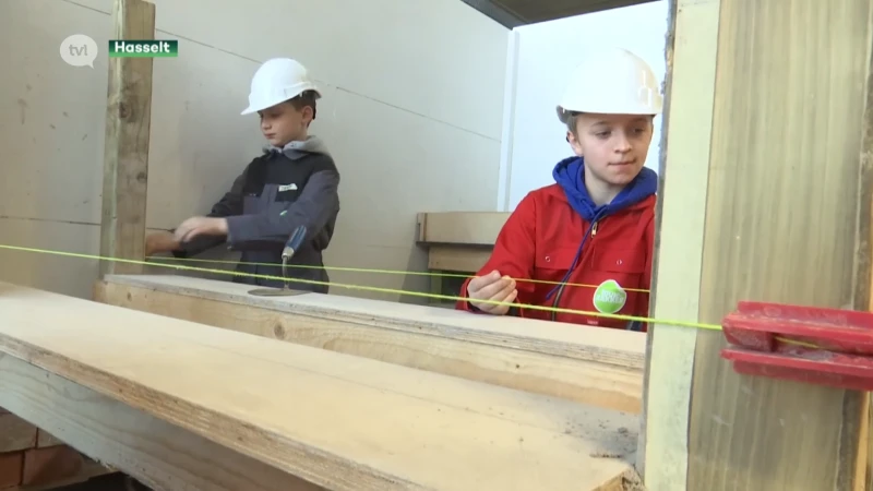 Bouwkamp laat kinderen proeven van job in de bouw