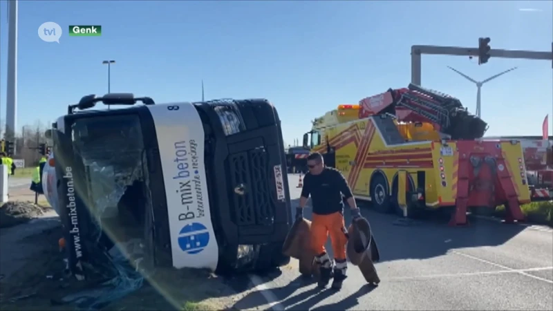 Verkeershinder door omgekantelde betonmixer in Genk