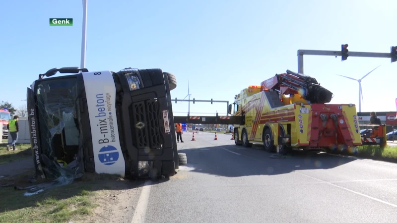 Gekantelde betonmixer veroorzaakt verkeershinder op Westerring in Genk