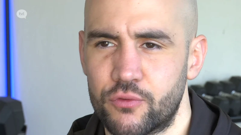 Francesco Patera bokst om de WBO global titel in eigen land