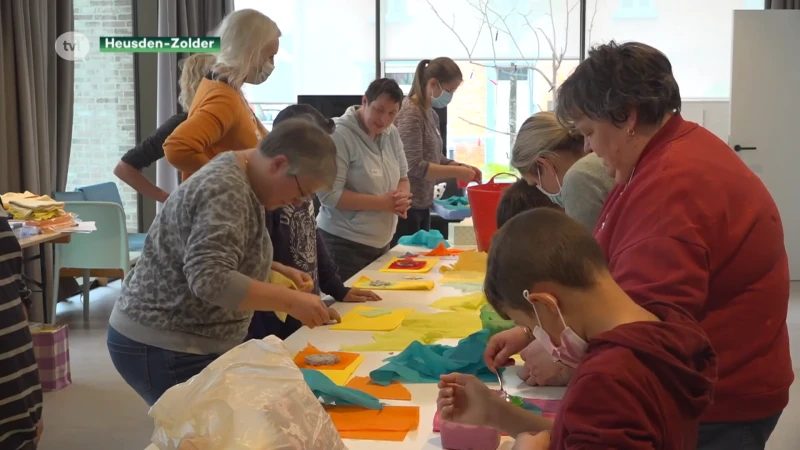 Kinderen van vluchtelingenfamilies en bewoners 't Weyerke maken samen kunst