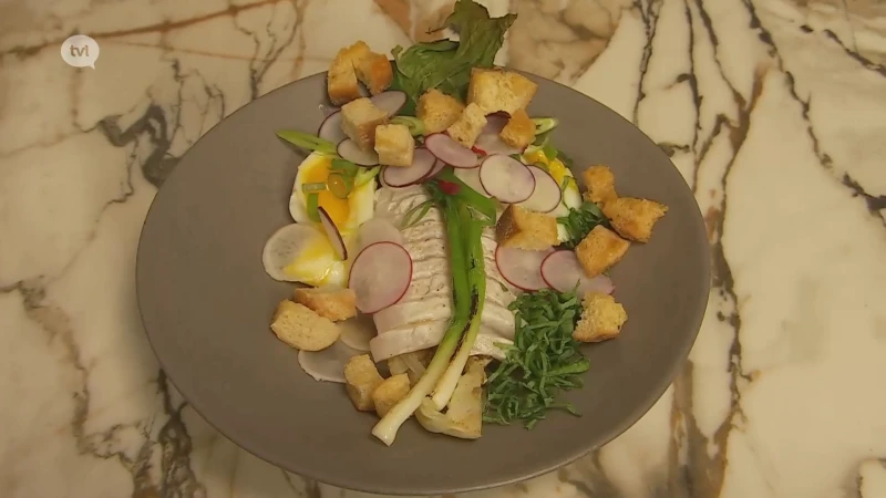 Slaatje met gestoomde vis en tapenade