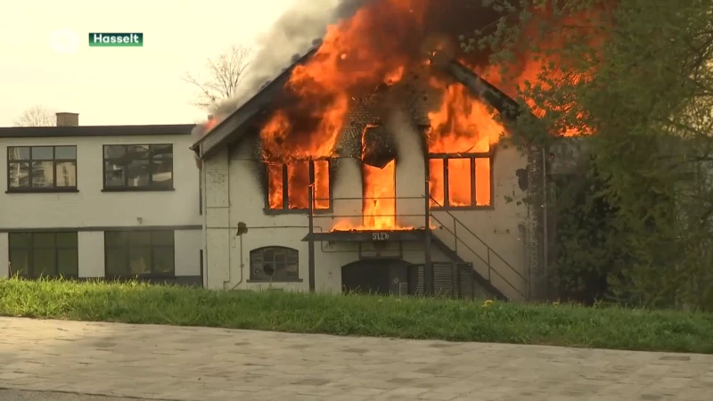 Uitslaande brand legt atelier aan de Blauwe Boulevard in de as