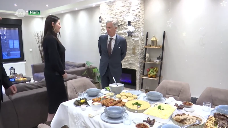 Koning Filip schuift aan bij familie in Ham voor iftarmaaltijd