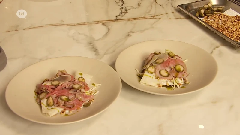Vitello Tonato op basis van runds en gerookte makreel met yoghurt