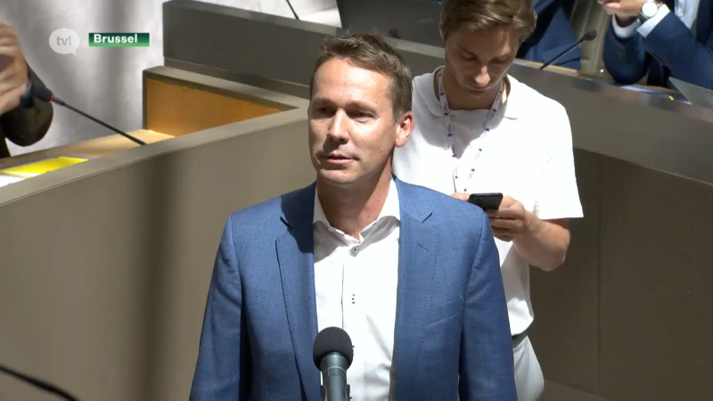 Jo Brouns legt eed af als Vlaamse minister: 'En nu gaan we ons smijten'