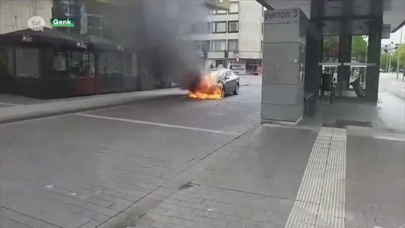 Auto brandt uit voor Shopping 1 in Genk
