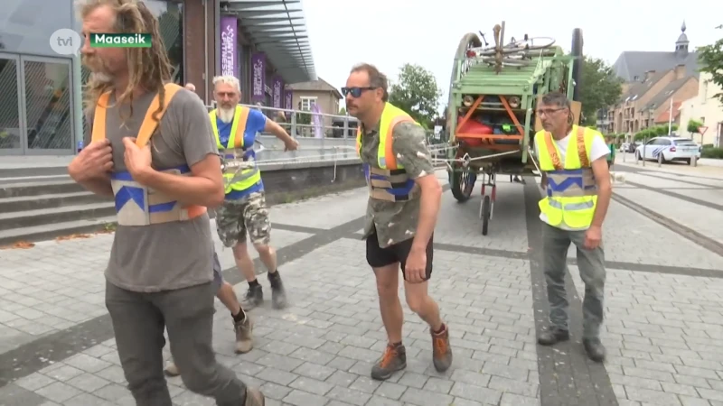 Kunstenaars trekken via Limburg te voet naar Griekenland met landschip