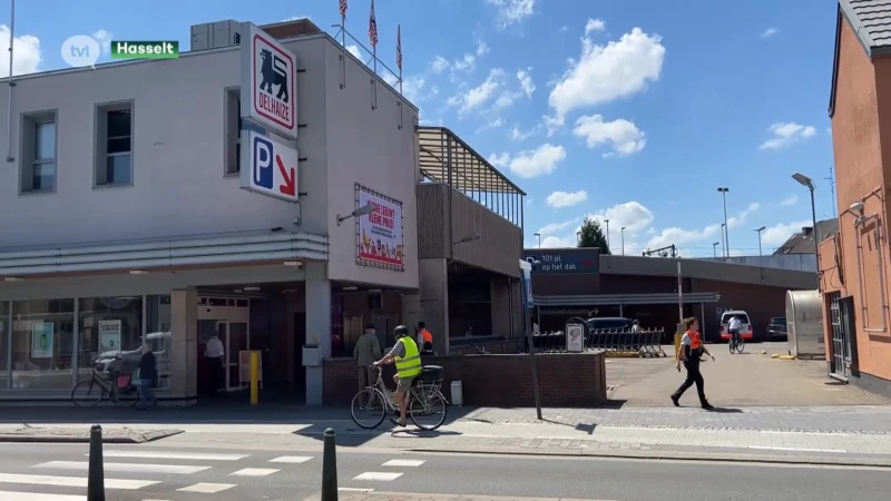 Jongeman steekt medewerkster neer in Delhaize in Hasselt