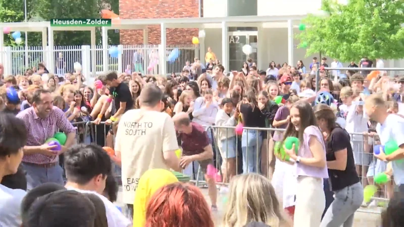 Sint-Franciscuscollege viert einde schooljaar met waterballonnengevecht