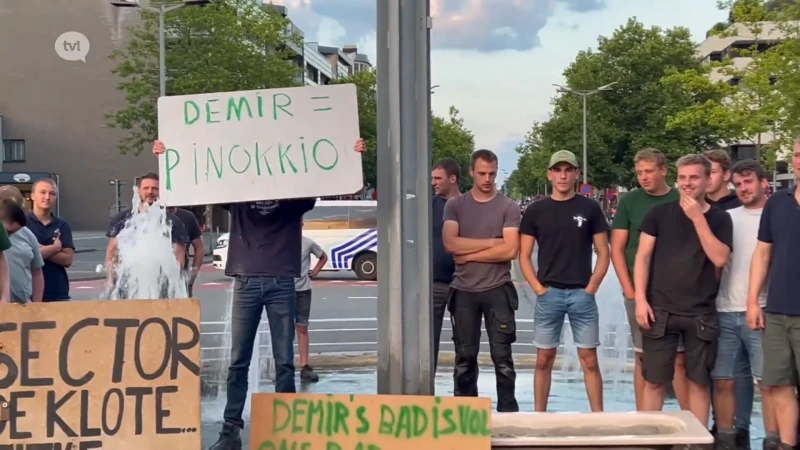Boze boeren bezetten fontein op Europlaan in Genk
