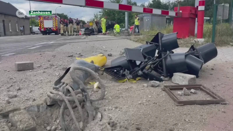 Wagen over de kop aan spoorwegovergang in Zonhoven