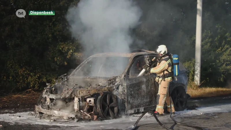 Auto brandt uit op de E313 in Diepenbeek