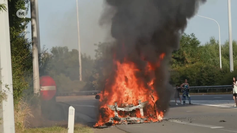 Auto brandt uit op de E313 in Diepenbeek
