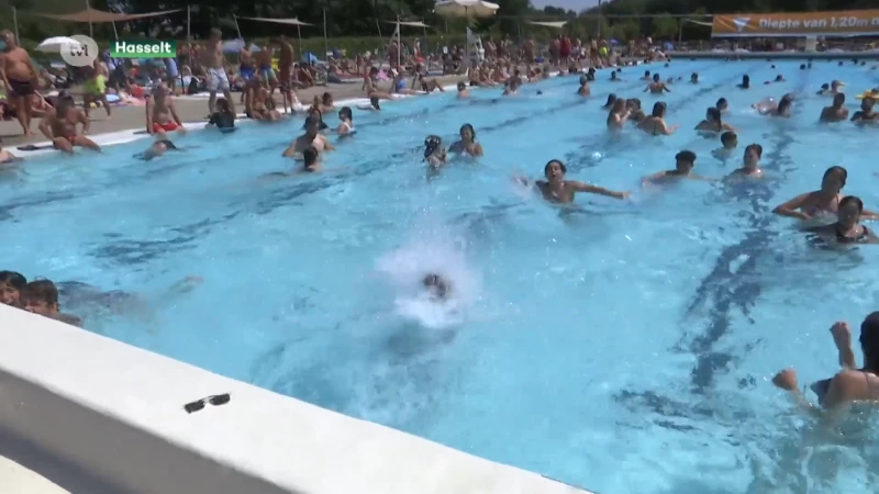 Mensen zoeken massaal afkoeling in het water