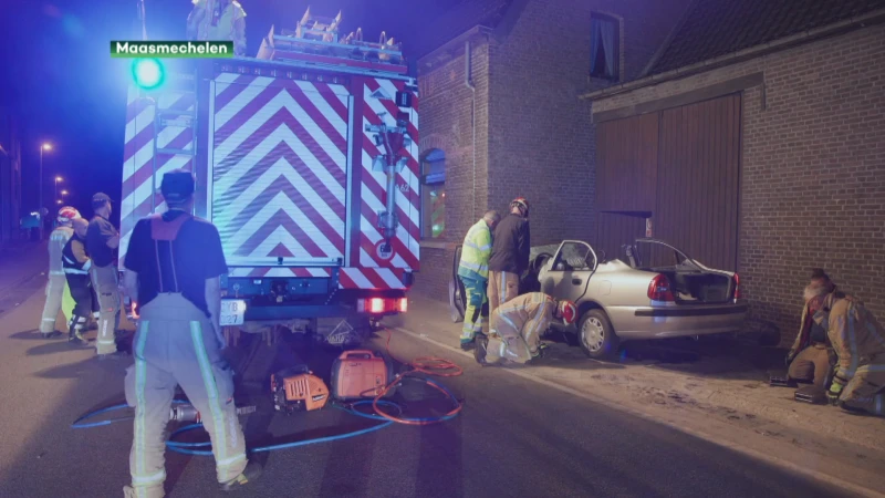 Vrouw overleden na crash tegen gevel in Opgrimbie