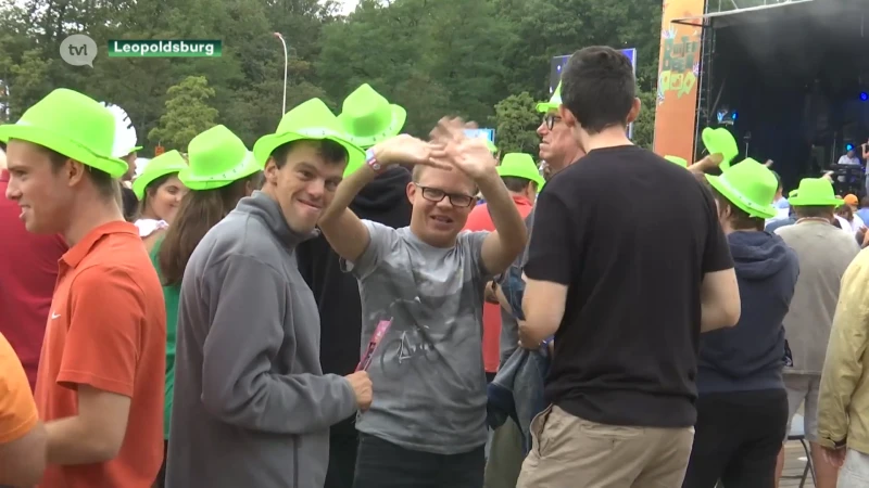 Bezoekers gaan uit de bol tijdens Buitenbeenpop in Leopoldsburg