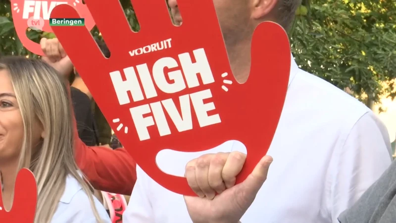 Limburgse Vooruit-politici voeren actie aan de schoolpoorten