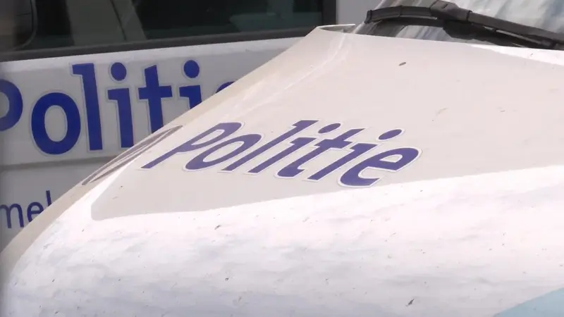 15-jarige jongen steekt 17-jarig meisje neer met mes aan bushalte in Alken
