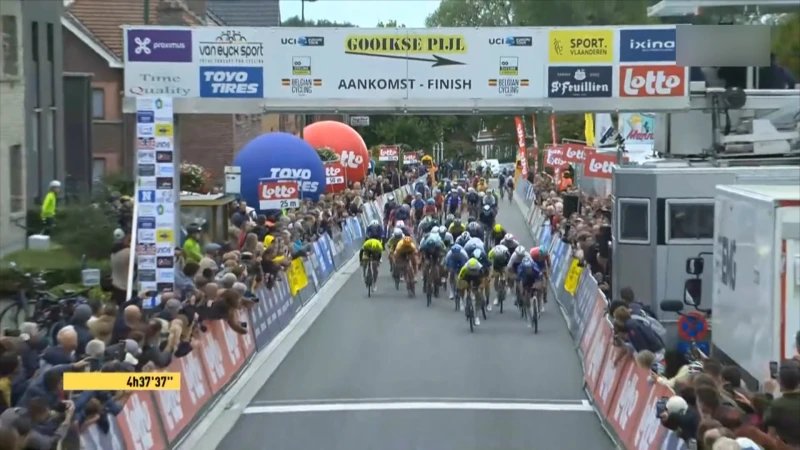 Gerben Thijssen klopt Jasper Philipsen in Gooikse Pijl