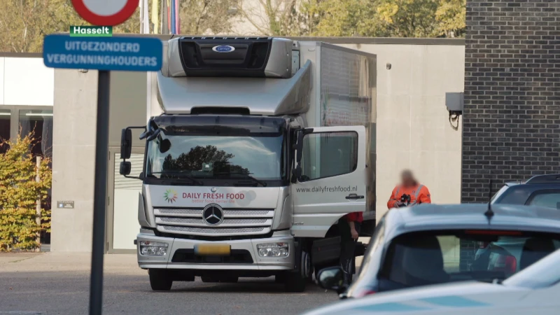 Persoon in levensgevaar na aanrijding manoeuvrerende vrachtwagen