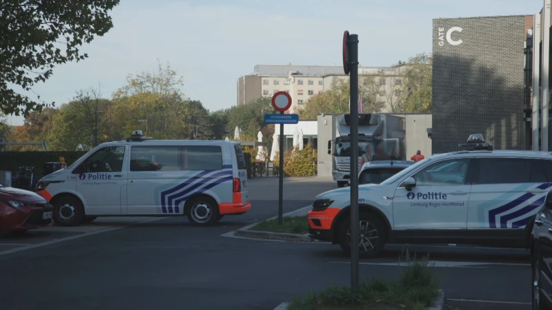 Voetganger in levensgevaar na ongeval met vrachtwagen op parking