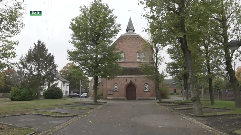 Pelt doet vijf kerken van de hand