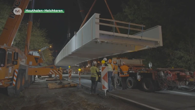 Nieuwe fietsbrug over Grote Baan in Helchteren ligt er