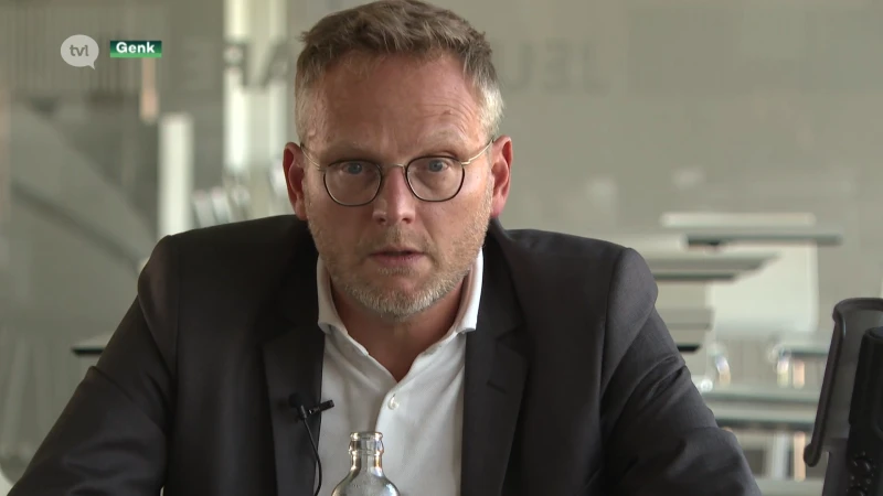 Voorzitter Peter Croonen van Racing Genk houdt voeten op de grond